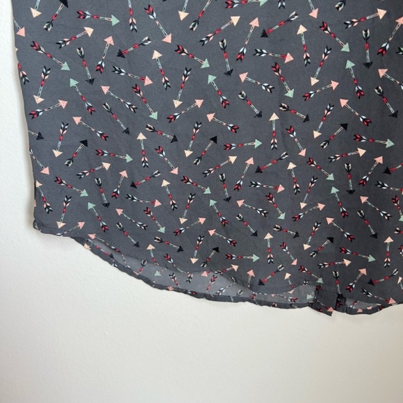 Torrid Abbey Arrow Georgette Button Back Blouse Top Gray Semi Sheer Women's Sz 2 - Picture 6 of 13